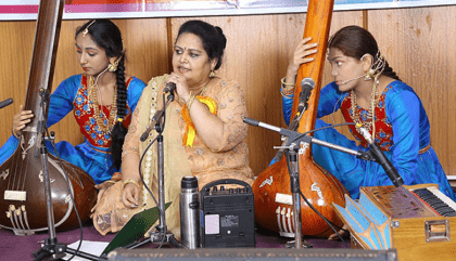 Guru Sandhya Pandurangi with  daughters Amoolya and Ankita